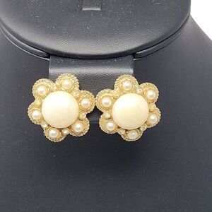 Vtg Signed Sarah Coventry Clip-On Earrings Gold-Tone Flower Faux Pearl Statement